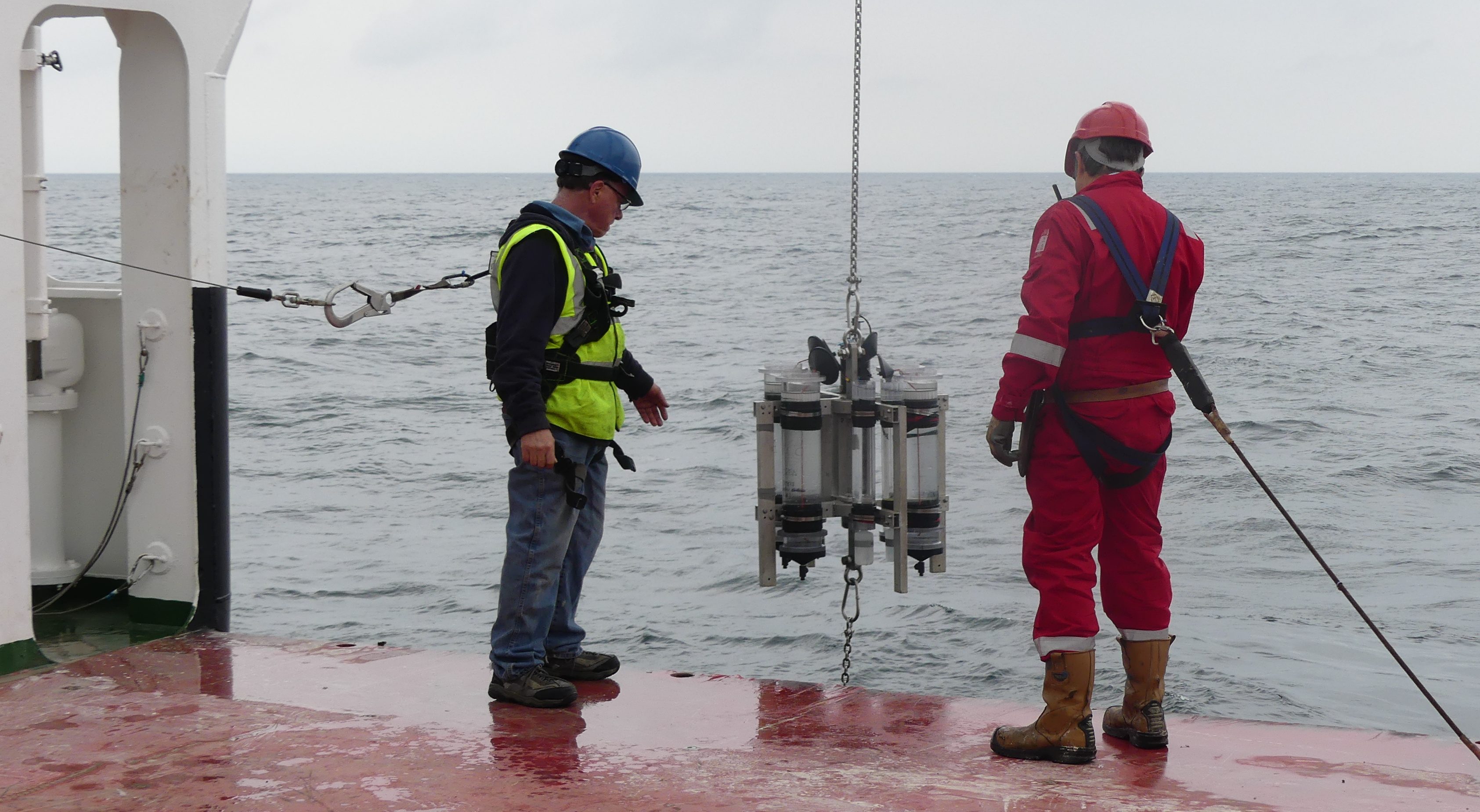 Steve Pike (left) deploying the Surface Tether Trap (STT) over the side.